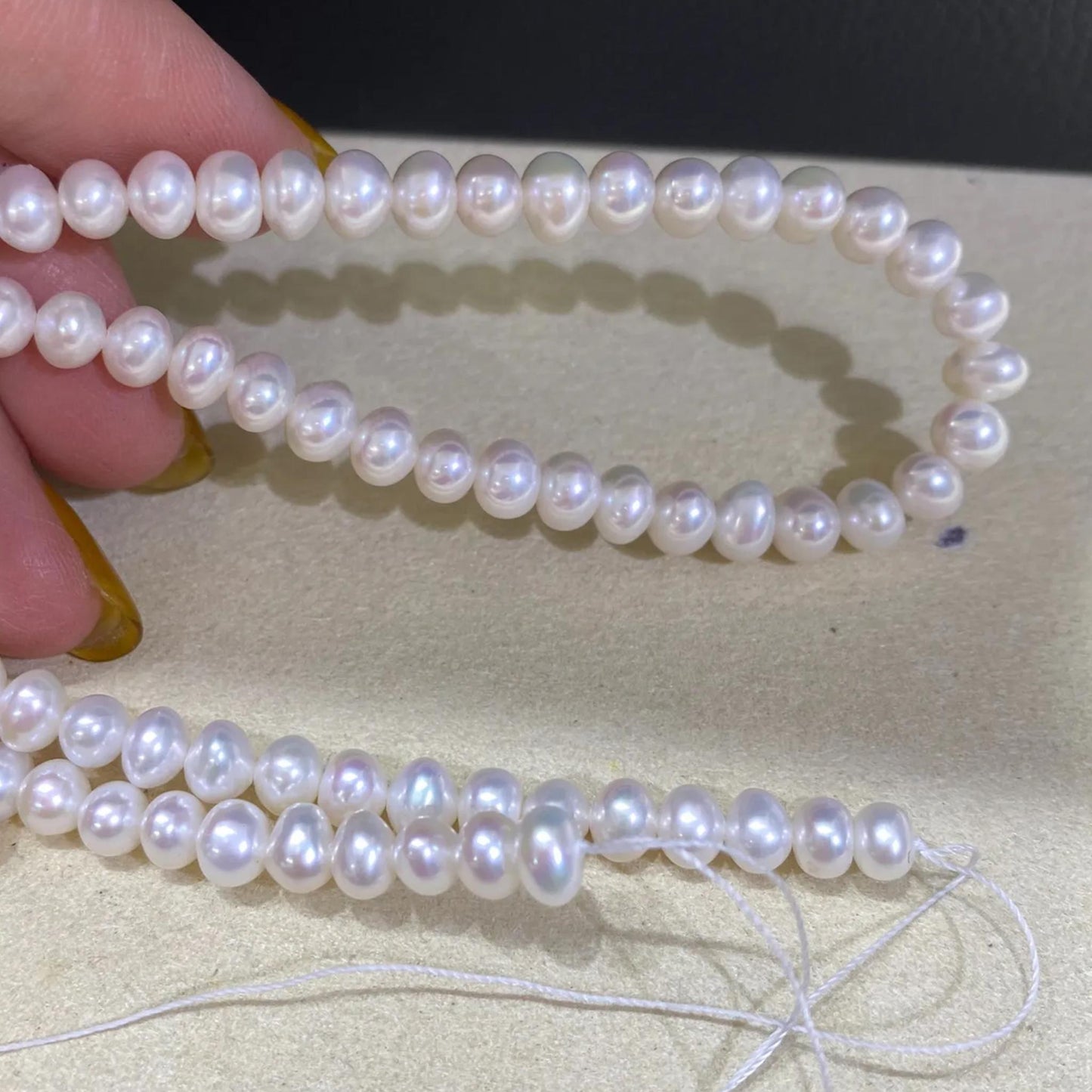 Weiße Süßwasserperlen Kette, handgefertigt mit glänzenden rundlichen Perlen, DIY Schmuckperlen, eine Unikat-Perlenstrang für Bastler