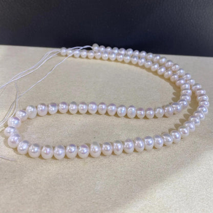 Weiße Süßwasserperlen Kette, handgefertigt mit glänzenden rundlichen Perlen, DIY Schmuckperlen, eine Unikat-Perlenstrang für Bastler