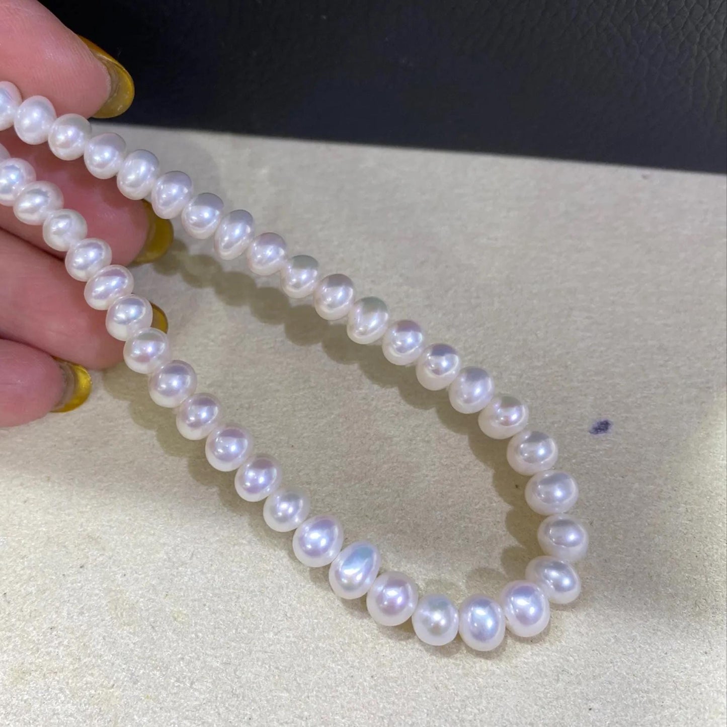 Weiße Süßwasserperlen Kette, handgefertigt mit glänzenden rundlichen Perlen, DIY Schmuckperlen, eine Unikat-Perlenstrang für Bastler