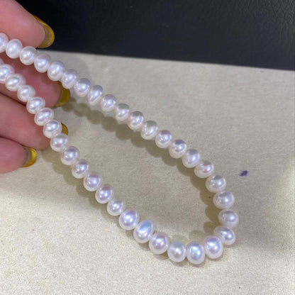 Weiße Süßwasserperlen Kette, handgefertigt mit glänzenden rundlichen Perlen, DIY Schmuckperlen, eine Unikat-Perlenstrang für Bastler