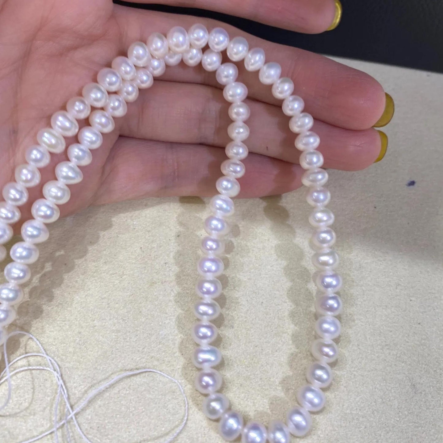 Weiße Süßwasserperlen Kette, handgefertigt mit glänzenden rundlichen Perlen, DIY Schmuckperlen, eine Unikat-Perlenstrang für Bastler