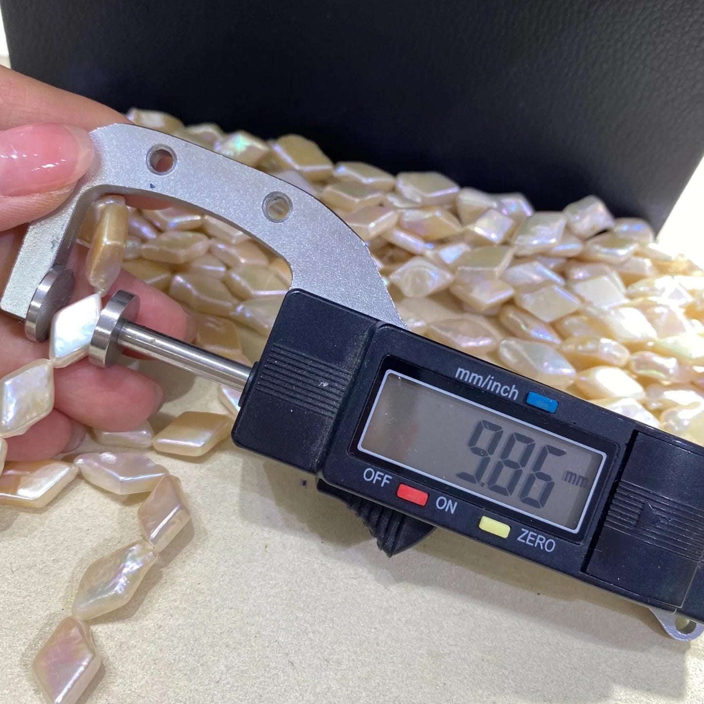 Natur Muschelperlen Strang in Diamantform, handgefertigte Perlmutt Beads, pastell Apricot, flach, für Boho Schmuck, große Kite Perlen