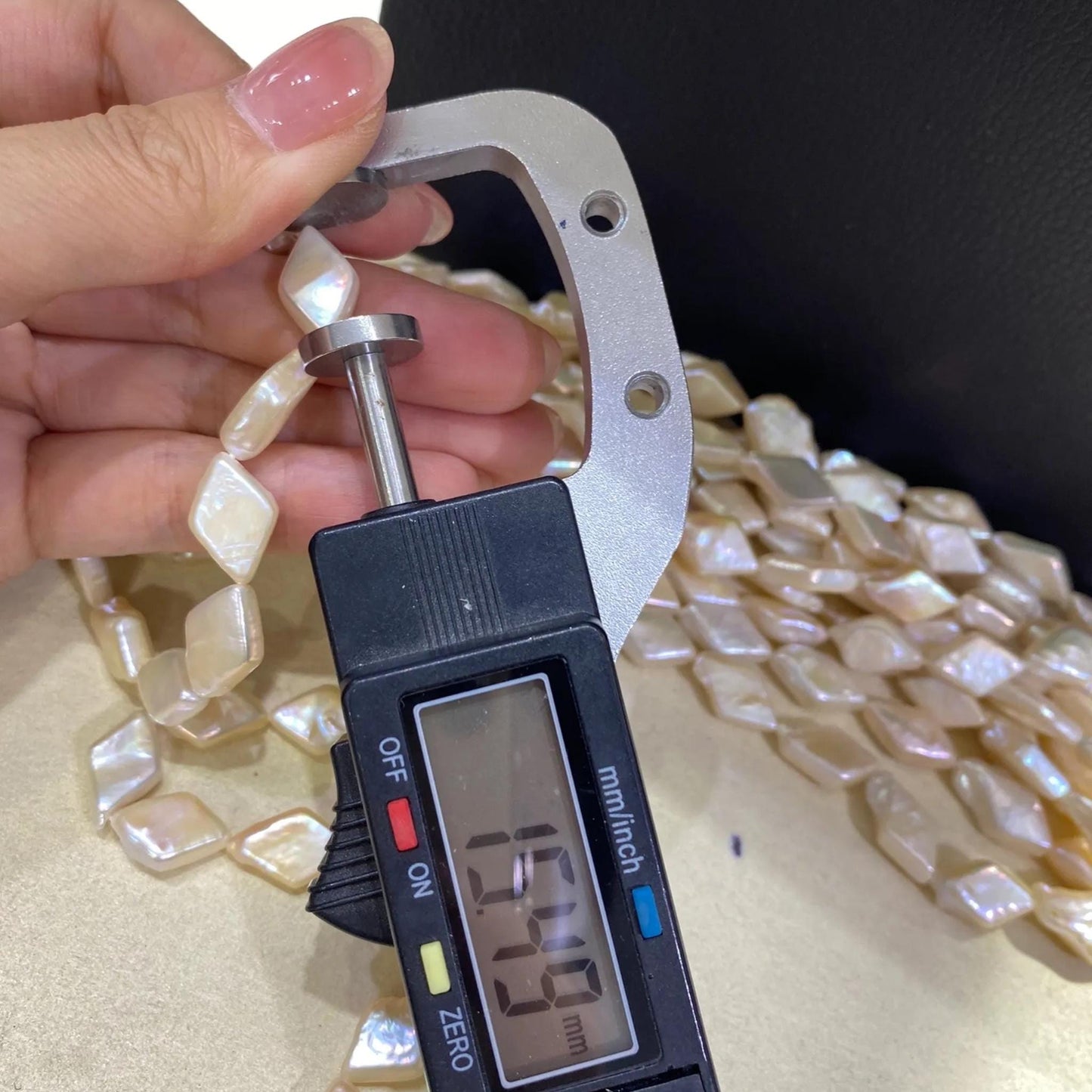 Natur Muschelperlen Strang in Diamantform, handgefertigte Perlmutt Beads, pastell Apricot, flach, für Boho Schmuck, große Kite Perlen