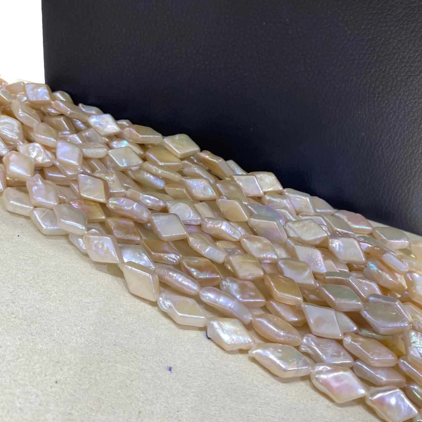 Natur Muschelperlen Strang in Diamantform, handgefertigte Perlmutt Beads, pastell Apricot, flach, für Boho Schmuck, große Kite Perlen