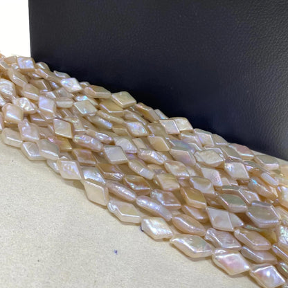 Natur Muschelperlen Strang in Diamantform, handgefertigte Perlmutt Beads, pastell Apricot, flach, für Boho Schmuck, große Kite Perlen