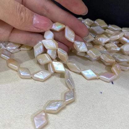 Natur Muschelperlen Strang in Diamantform, handgefertigte Perlmutt Beads, pastell Apricot, flach, für Boho Schmuck, große Kite Perlen