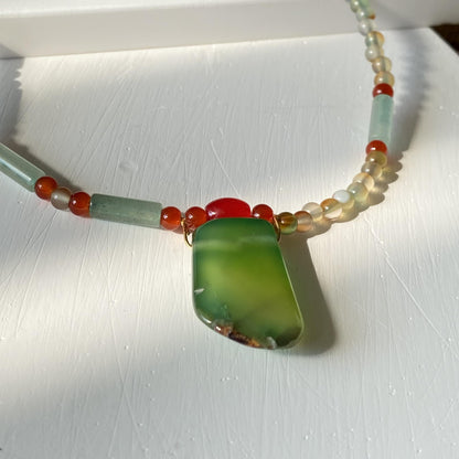 Handgefertigte Boho-Halskette mit grünem Achat-Anhänger und Aventurin-Perlen | Natürlicher bunter Edelstein-Choker | Sommer-Schmuckgeschenk