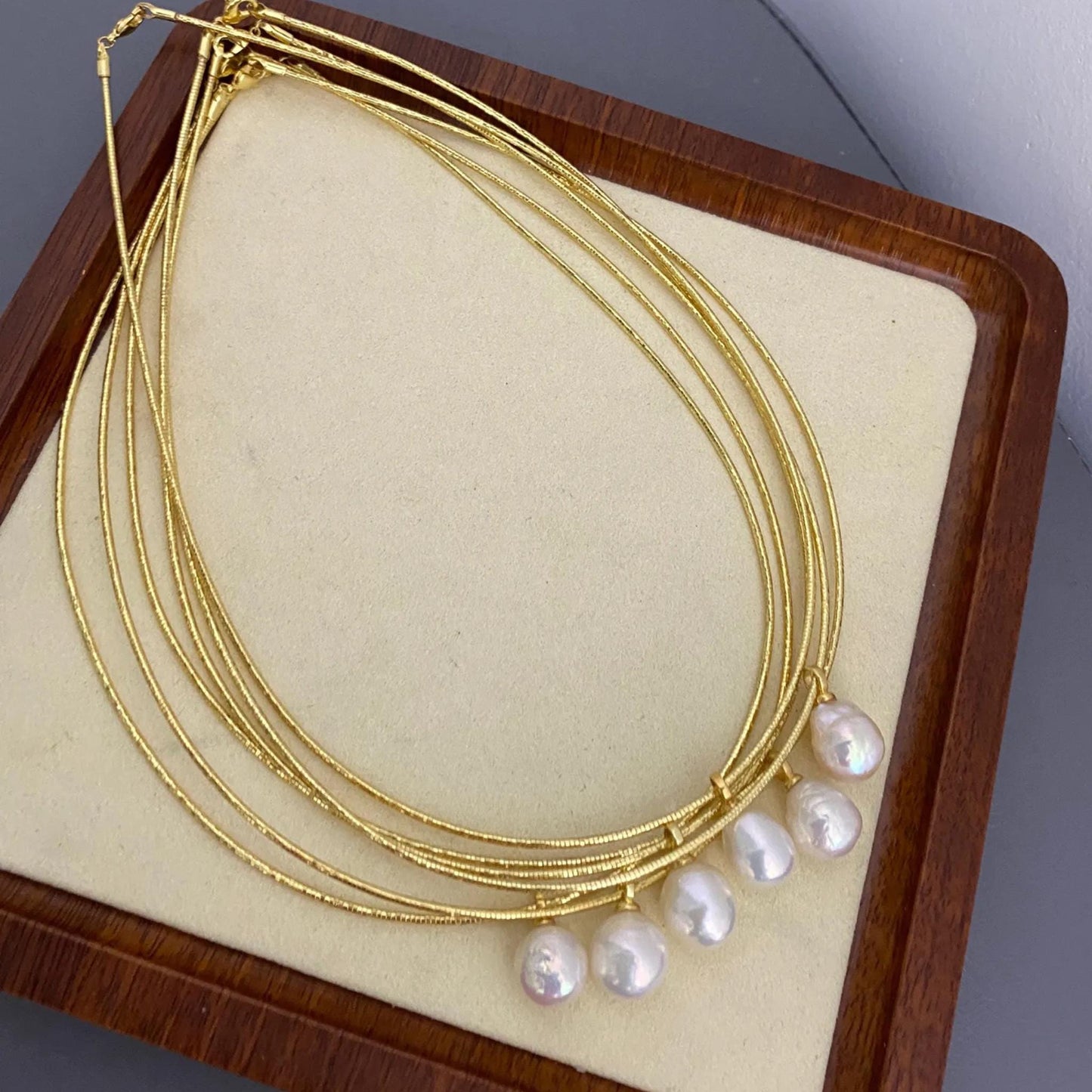 Handgemachte Kette mit Barock Süßwasserperle und goldener Schlangenkette, Einzelne große Perlenanhänger, Minimalistisches Schmuckgeschenk