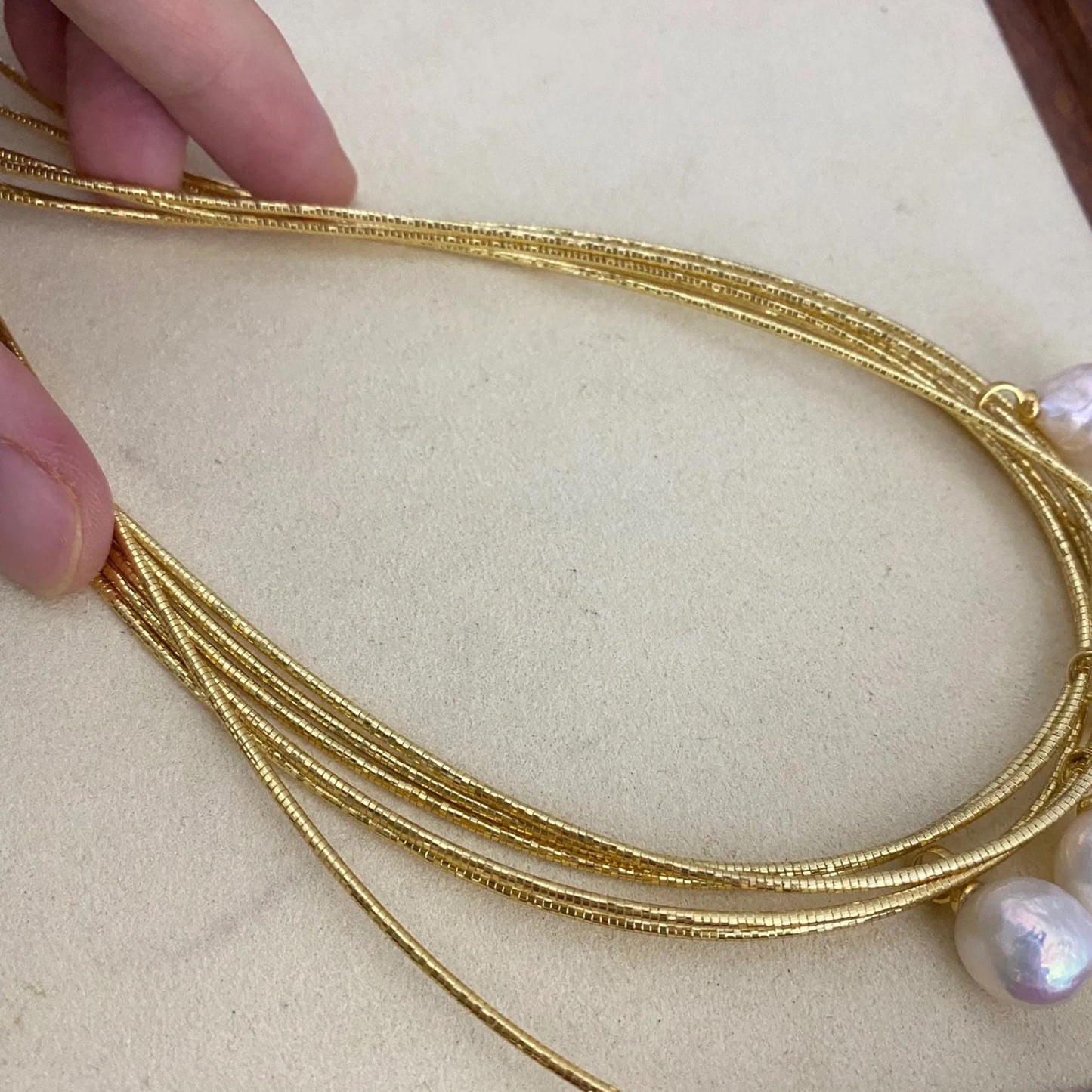 Handgemachte Kette mit Barock Süßwasserperle und goldener Schlangenkette, Einzelne große Perlenanhänger, Minimalistisches Schmuckgeschenk