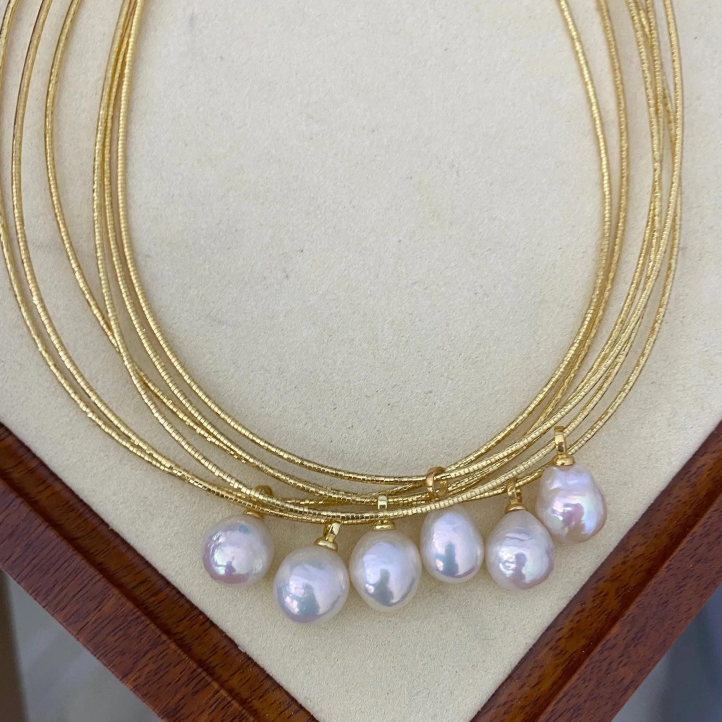 Handgemachte Kette mit Barock Süßwasserperle und goldener Schlangenkette, Einzelne große Perlenanhänger, Minimalistisches Schmuckgeschenk