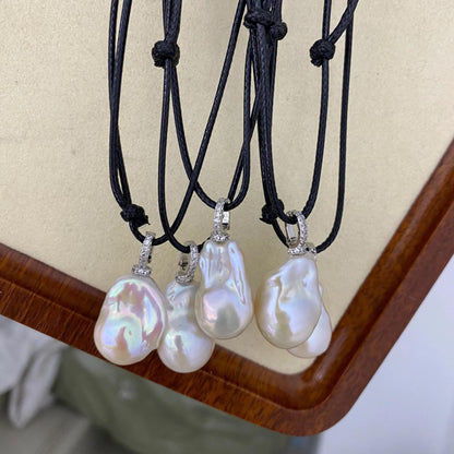 Handgemachte Halskette mit großer Barock Süßwasserperle an verstellbarem schwarzem Band, Natürlicher Anhänger, Boho Schmuck Geschenk