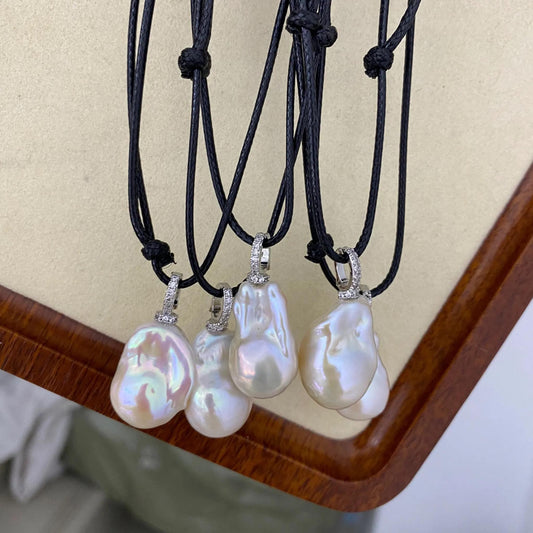 Handgemachte Halskette mit großer Barock Süßwasserperle an verstellbarem schwarzem Band, Natürlicher Anhänger, Boho Schmuck Geschenk
