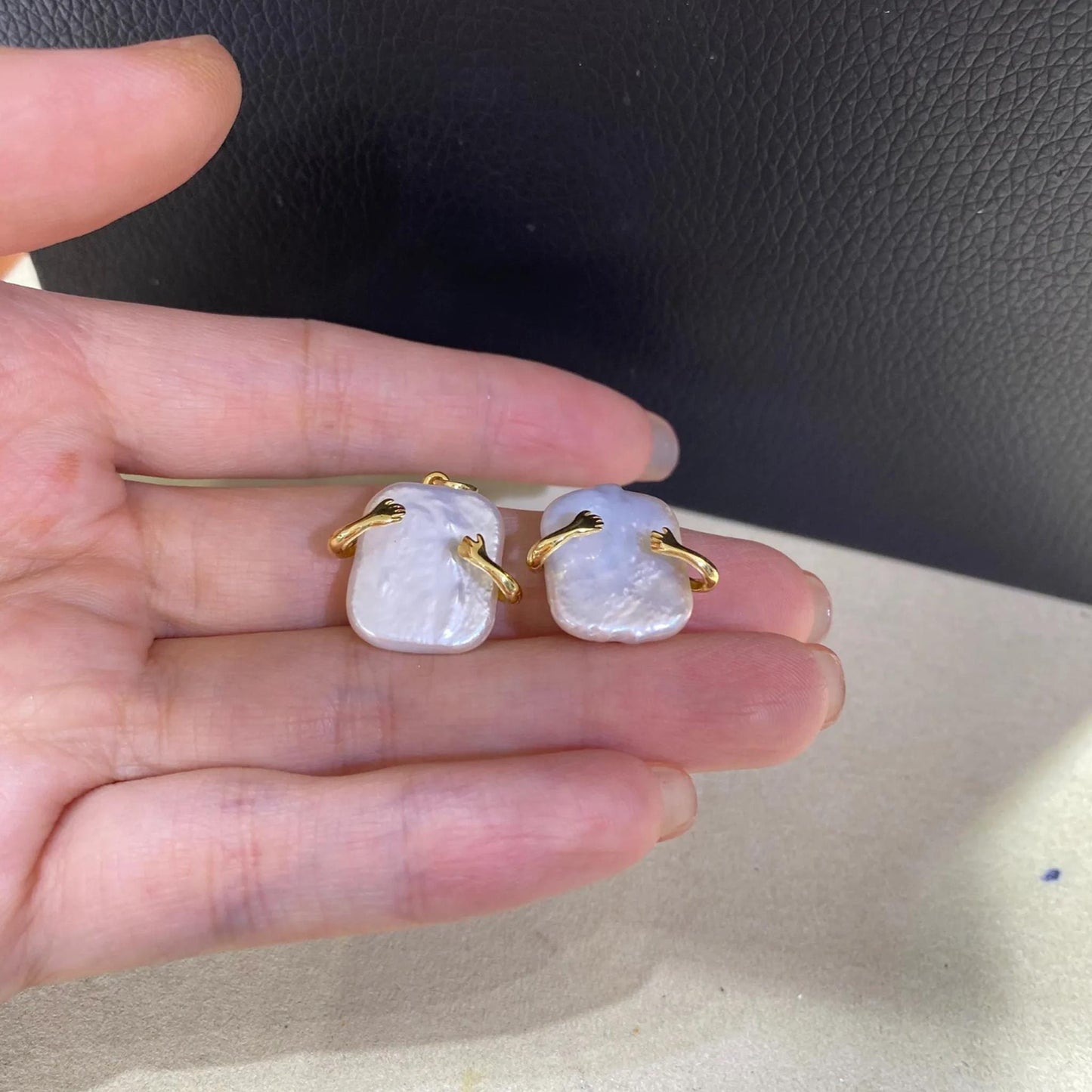 Handgemachter Barock Perlen Anhänger, Unregelmäßige Quadratische Süßwasserperle mit Gold Hug Design, Einzigartiger Schmuck Charm DIY