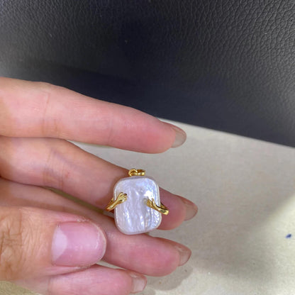 Handgemachter Barock Perlen Anhänger, Unregelmäßige Quadratische Süßwasserperle mit Gold Hug Design, Einzigartiger Schmuck Charm DIY