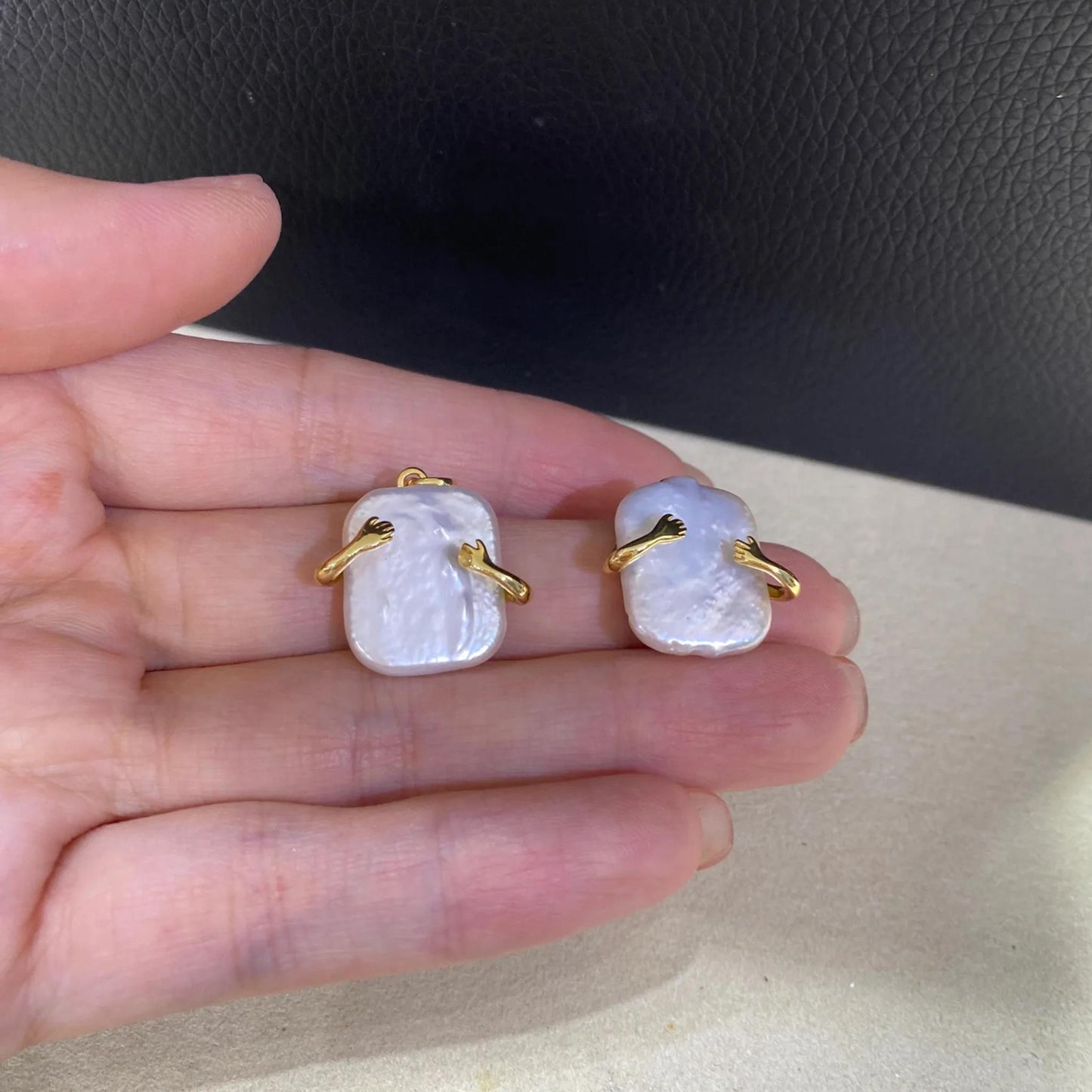 Handgemachter Barock Perlen Anhänger, Unregelmäßige Quadratische Süßwasserperle mit Gold Hug Design, Einzigartiger Schmuck Charm DIY