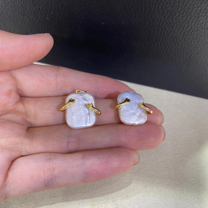 Handgemachter Barock Perlen Anhänger, Unregelmäßige Quadratische Süßwasserperle mit Gold Hug Design, Einzigartiger Schmuck Charm DIY