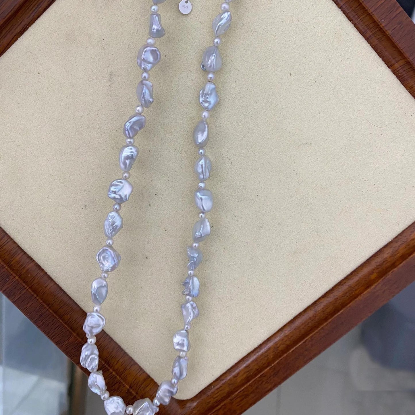 Handgefertigte silberblaue Barock Keshi Süßwasserperlenkette, unregelmäßige Nugget Perlen, natürliche Schmuck Geschenkidee