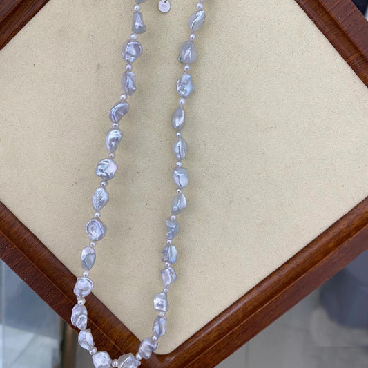 Handgefertigte silberblaue Barock Keshi Süßwasserperlenkette, unregelmäßige Nugget Perlen, natürliche Schmuck Geschenkidee