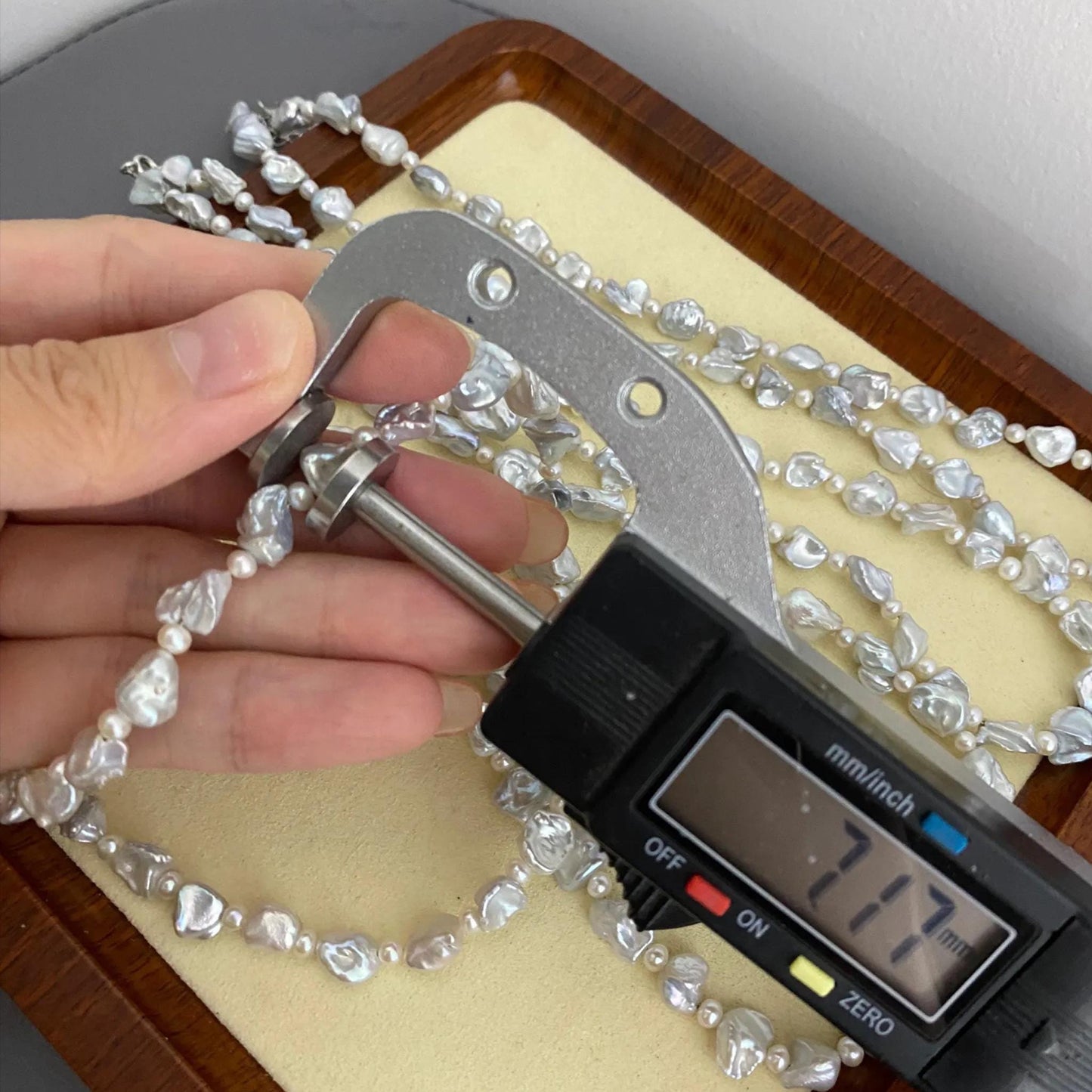 Handgefertigte silberblaue Barock Keshi Süßwasserperlenkette, unregelmäßige Nugget Perlen, natürliche Schmuck Geschenkidee