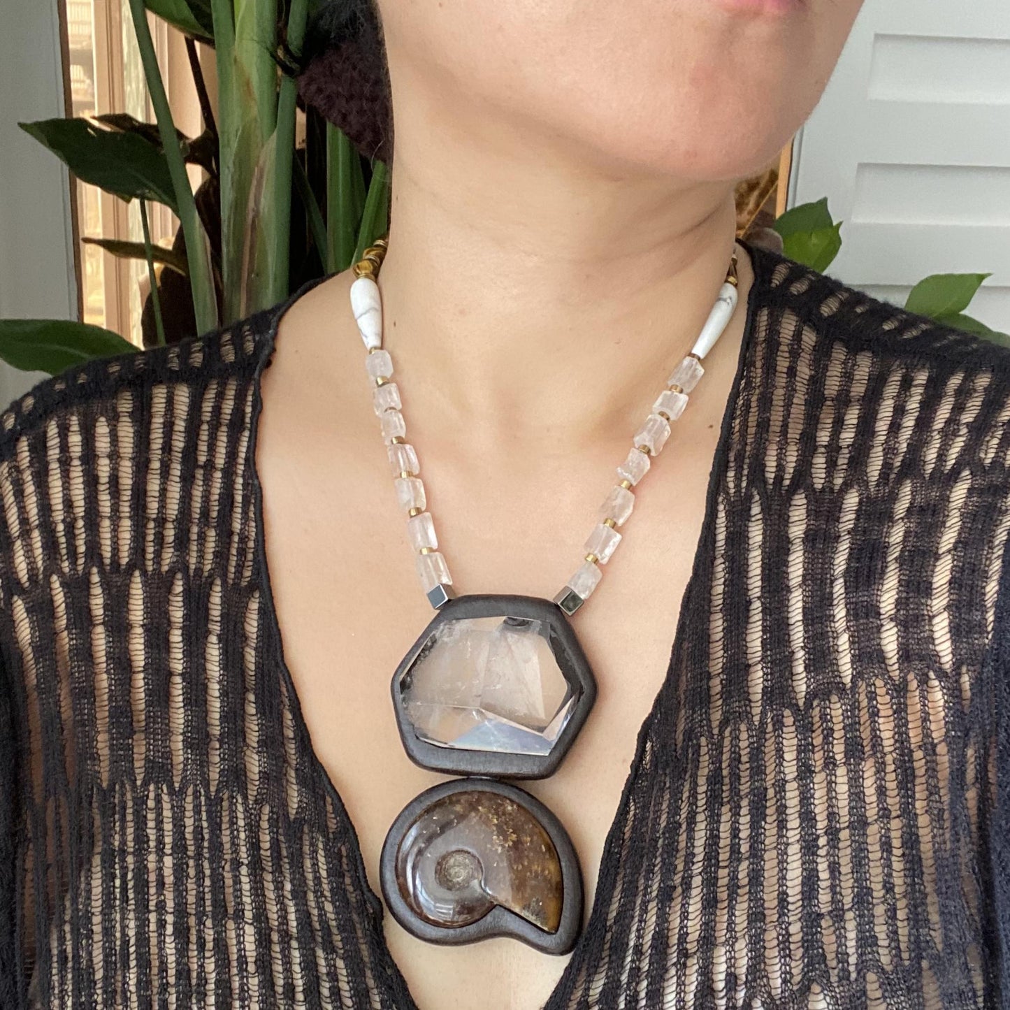 Einzigartige Statement Kette mit Ammonit Fossil und Bergkristall Anhänger aus Ebenholz, Boho Schmuck handgefertigt Naturstein Geschenk