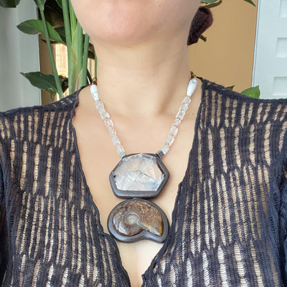 Einzigartige Statement Kette mit Ammonit Fossil und Bergkristall Anhänger aus Ebenholz, Boho Schmuck handgefertigt Naturstein Geschenk
