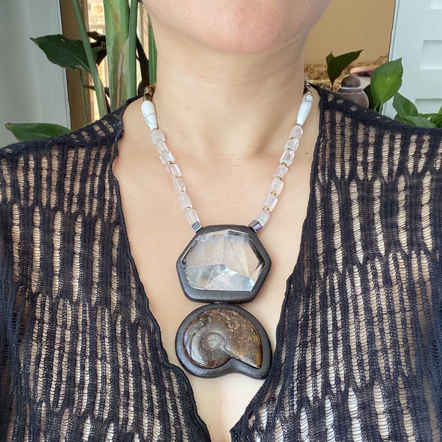 Einzigartige Statement Kette mit Ammonit Fossil und Bergkristall Anhänger aus Ebenholz, Boho Schmuck handgefertigt Naturstein Geschenk