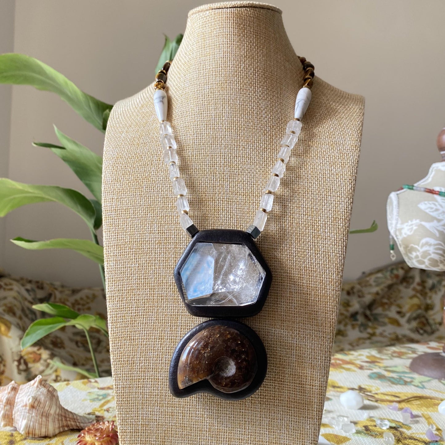 Einzigartige Statement Kette mit Ammonit Fossil und Bergkristall Anhänger aus Ebenholz, Boho Schmuck handgefertigt Naturstein Geschenk