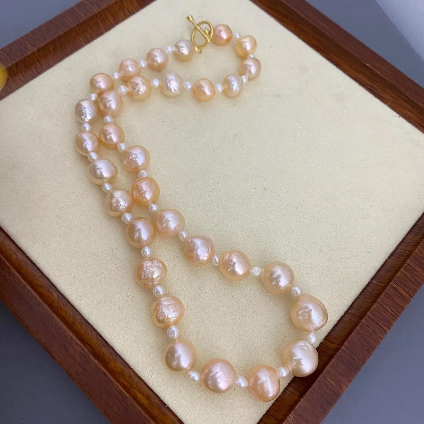 Handgemachte Süßwasserperlen Halskette in Pfirsichton mit Goldverschluss Barockperlen Statement Schmuck Chunky Rundperlen Geschenkidee