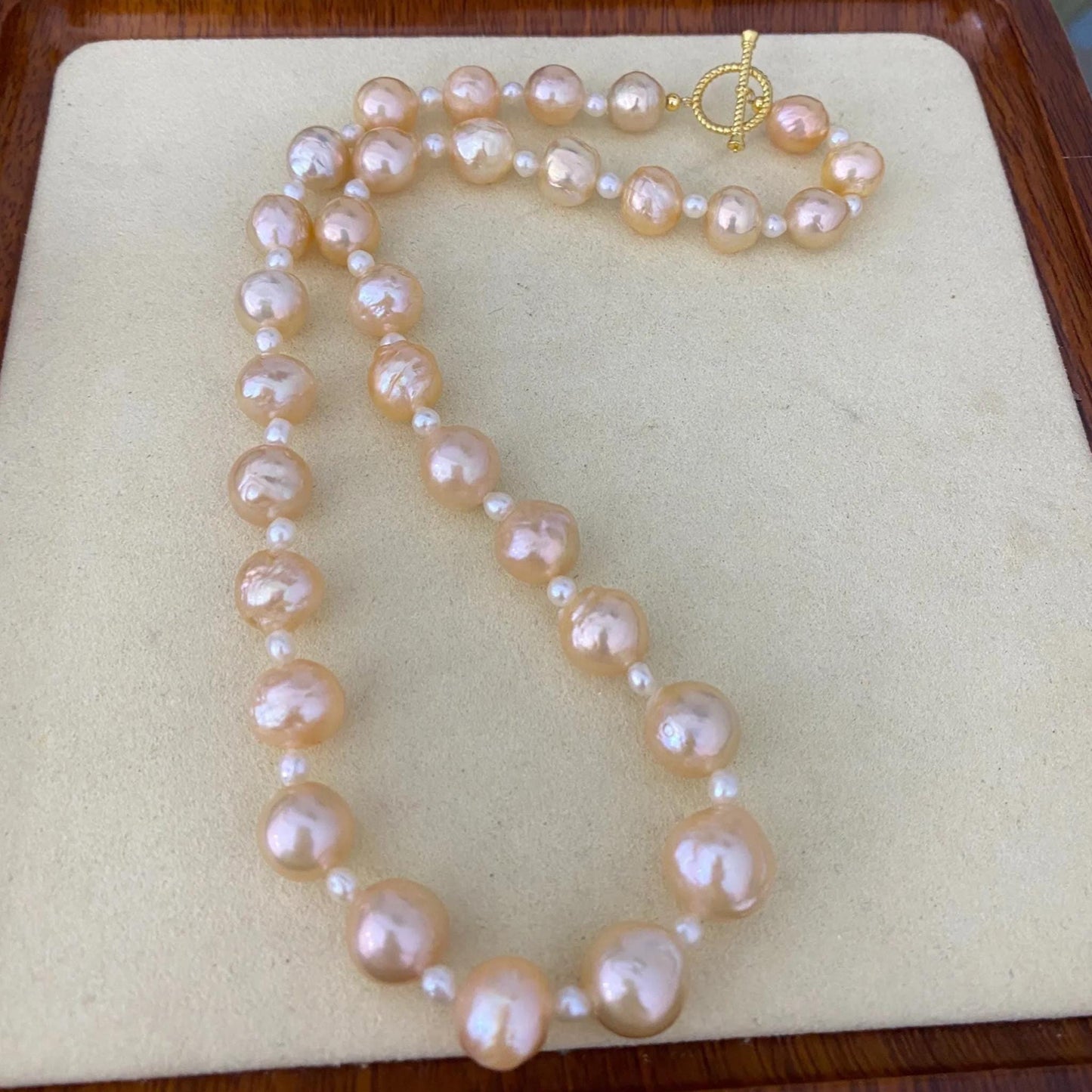 Handgemachte Süßwasserperlen Halskette in Pfirsichton mit Goldverschluss Barockperlen Statement Schmuck Chunky Rundperlen Geschenkidee