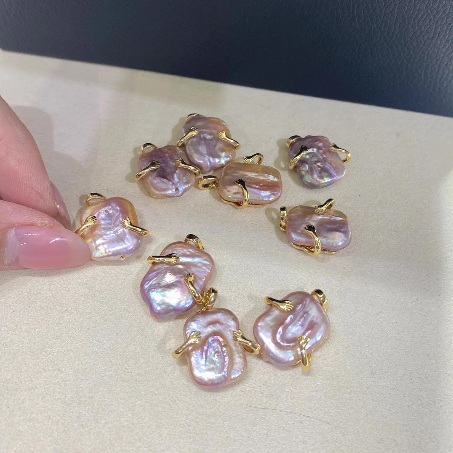 Handgefertigter Barockperlen Anhänger in Lila mit goldener Krallenfassung – Unregelmäßige Perlen für DIY Schmuck und Halsketten