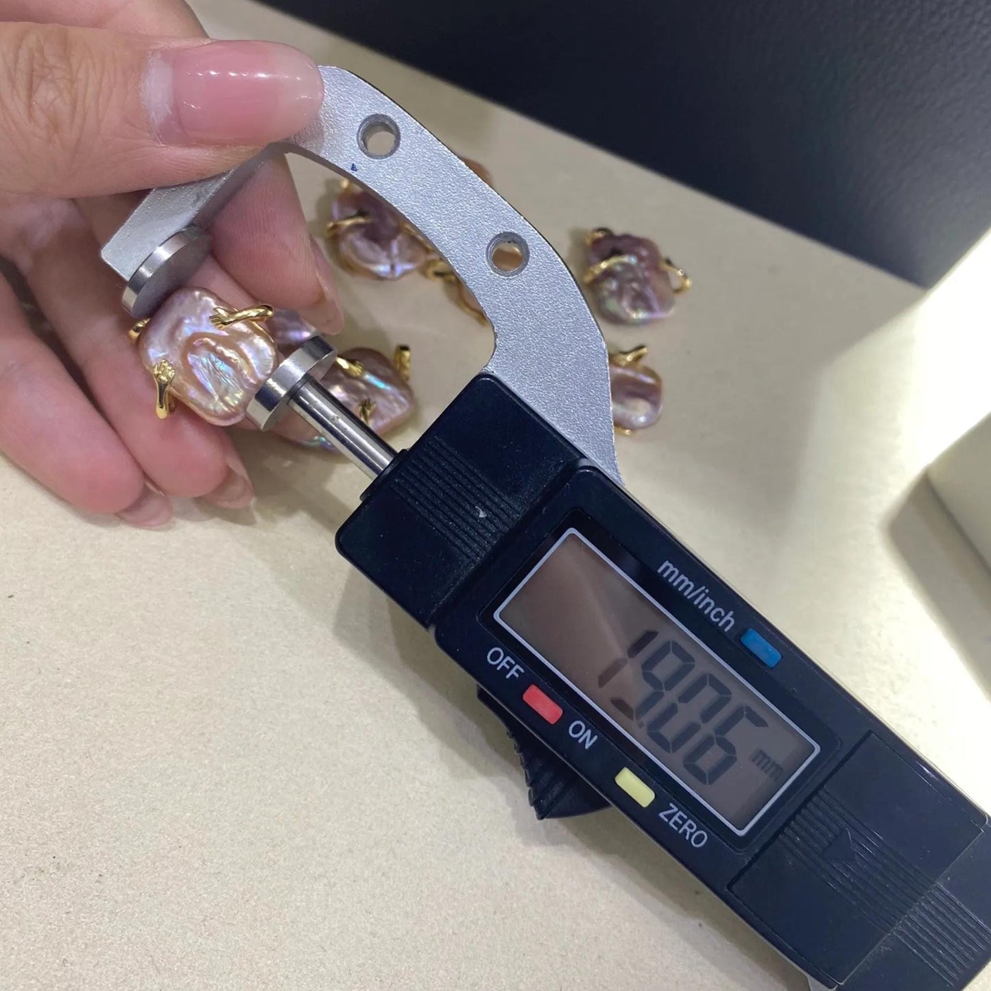 Handgefertigter Barockperlen Anhänger in Lila mit goldener Krallenfassung – Unregelmäßige Perlen für DIY Schmuck und Halsketten