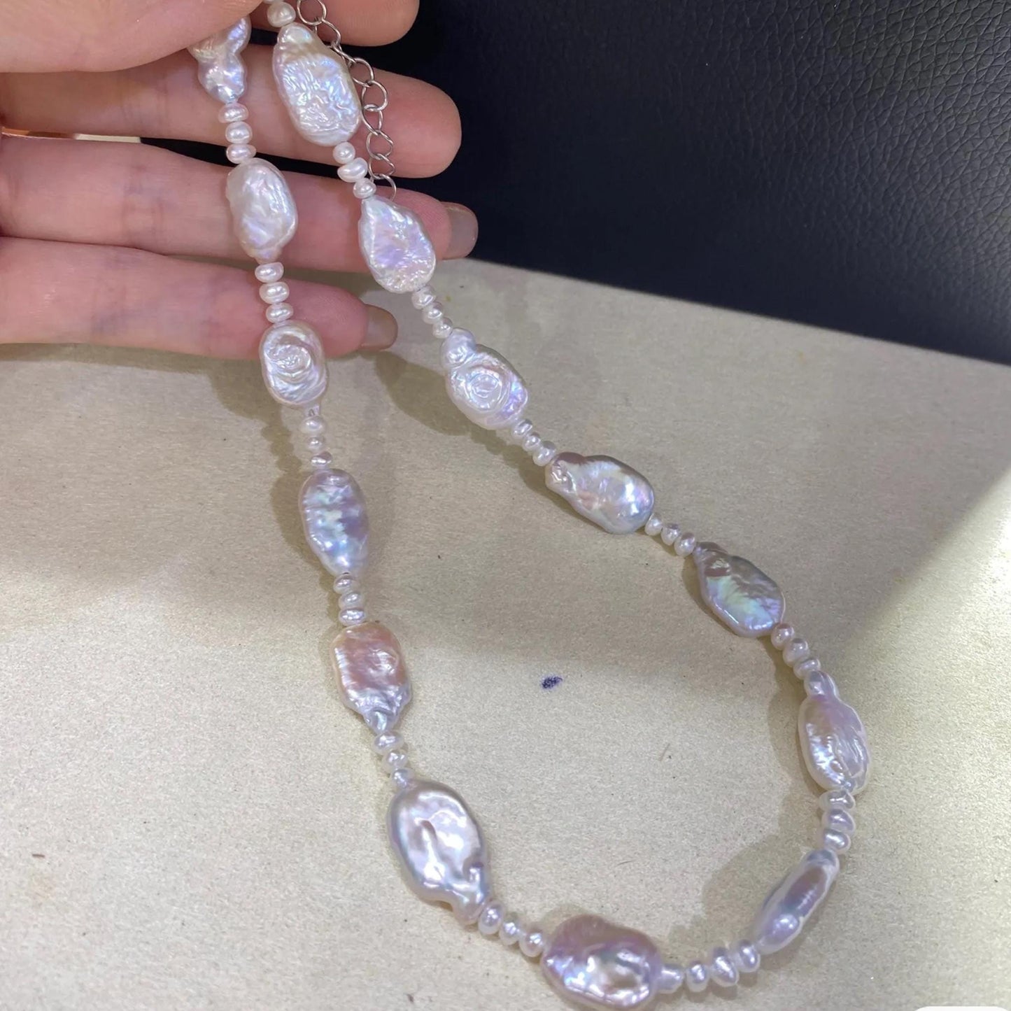 Handgefertigte Barock Süßwasserperlen Halskette mit unregelmäßigen flachen weißen Perlen Boho Schmuck Geschenk für Damen einzigartig elegant