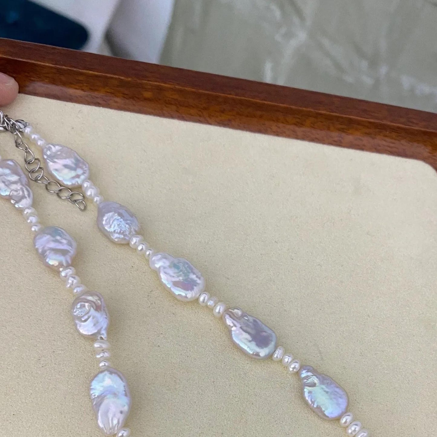 Handgefertigte Barock Süßwasserperlen Halskette mit unregelmäßigen flachen weißen Perlen Boho Schmuck Geschenk für Damen einzigartig elegant