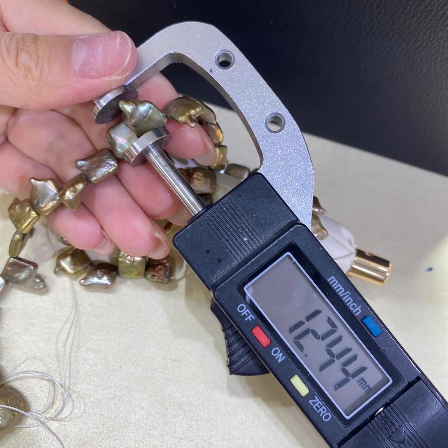 Gefärbte grüne Barock Süßwasserperlen Strang mit unregelmäßigen flachen Nugget Perlen für Schmuckherstellung DIY Bastelmaterial