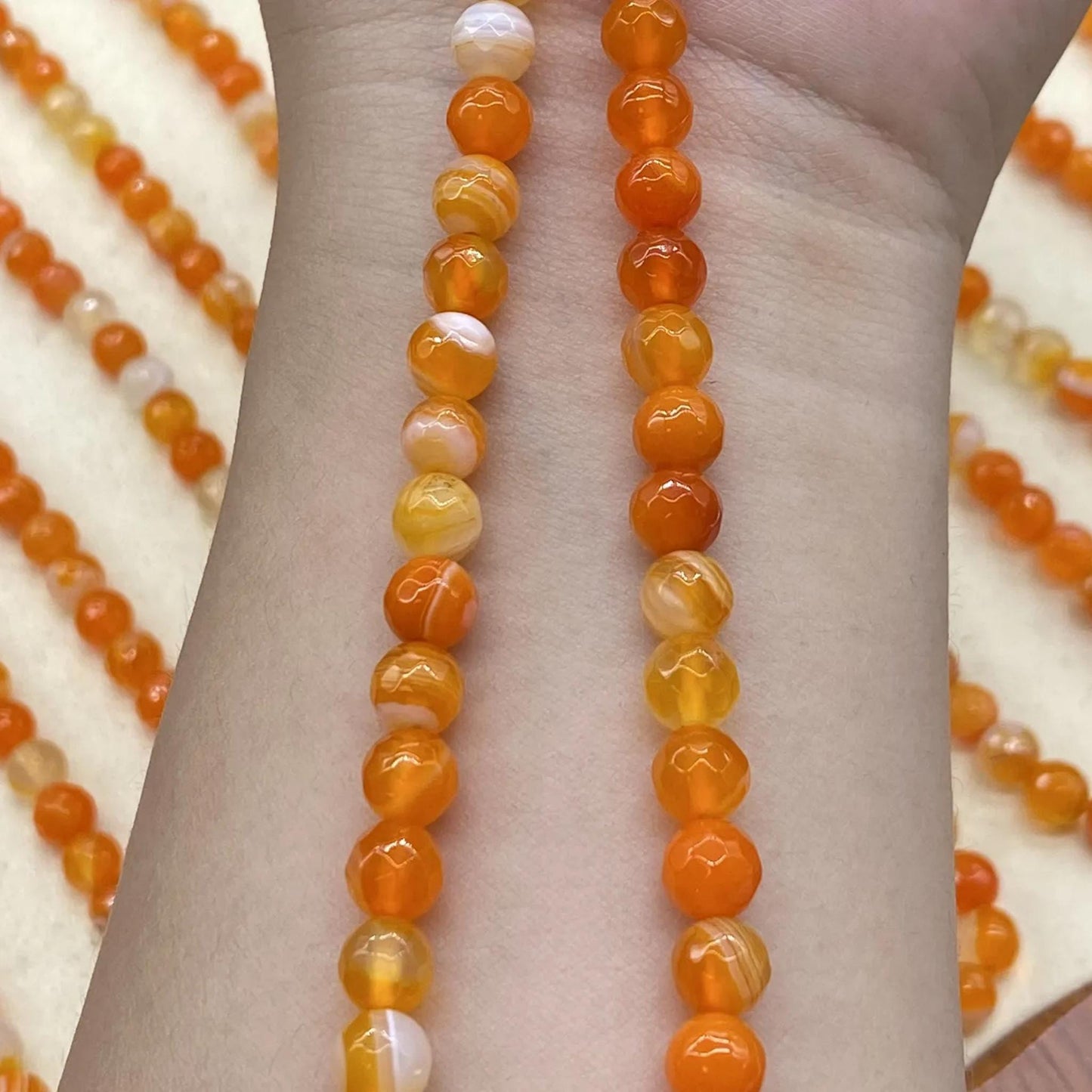 Facettierte orange Achatperlen für DIY Schmuckherstellung, runde geschnittene Edelsteine, banded Muster, ca. 6mm, Strang ca. 38cm