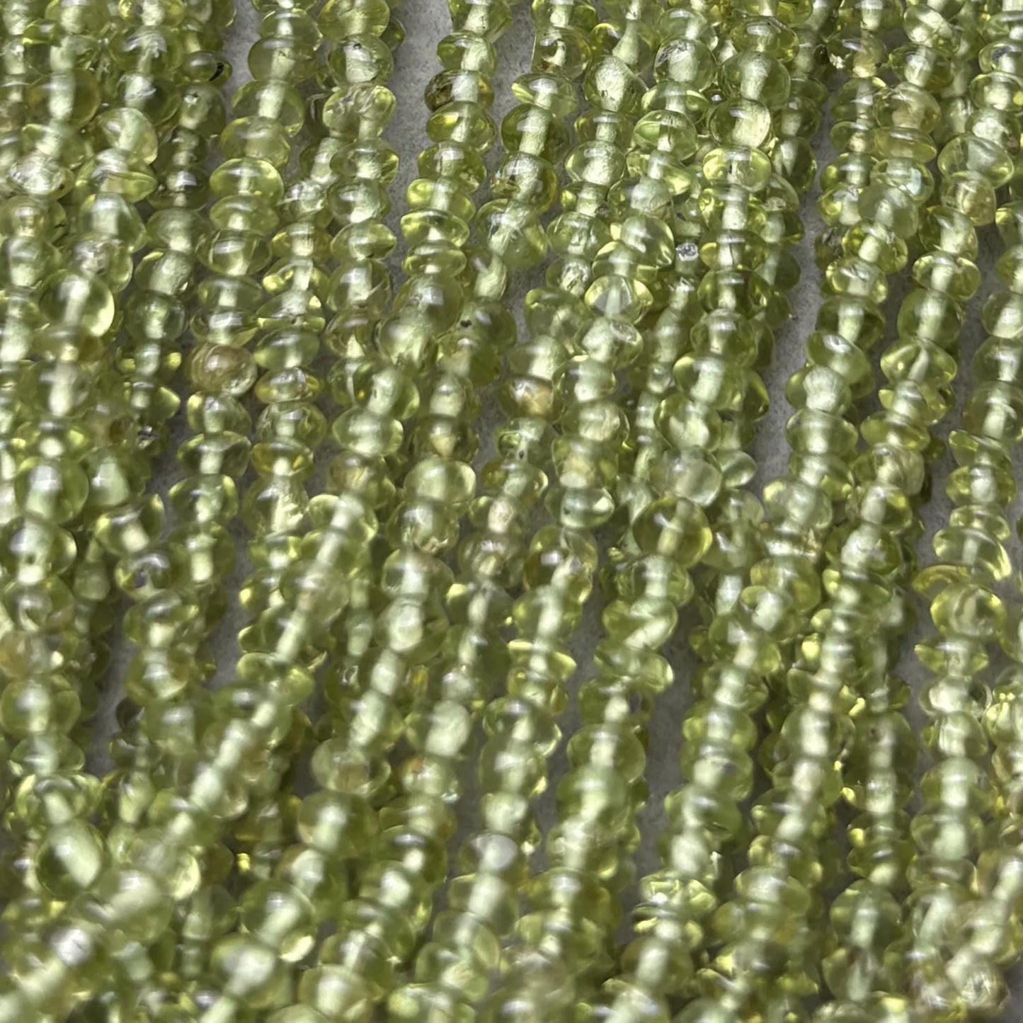 Natürliche Peridot Edelstein Perlen aus Indien, grüne Mikro Rundperlen für DIY Schmuckherstellung, Spacer Strang ca. 36cm lang