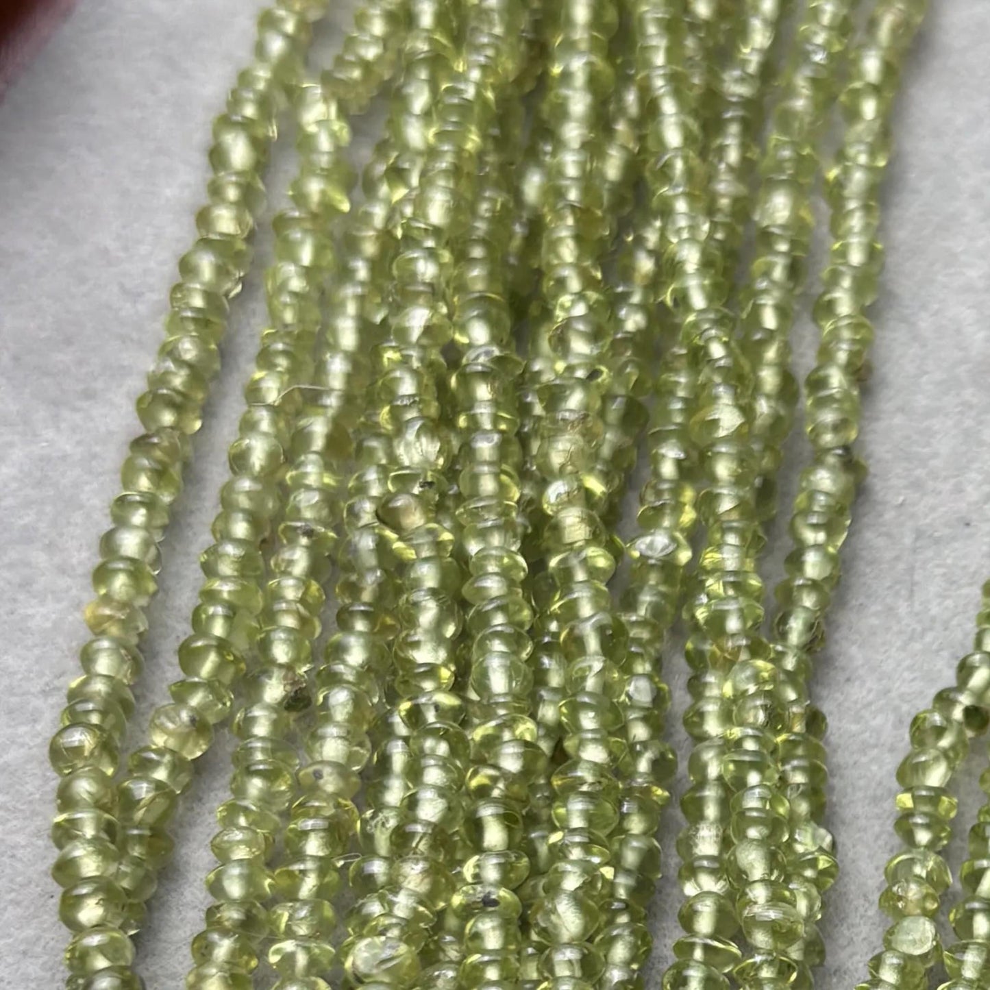 Natürliche Peridot Edelstein Perlen aus Indien, grüne Mikro Rundperlen für DIY Schmuckherstellung, Spacer Strang ca. 36cm lang