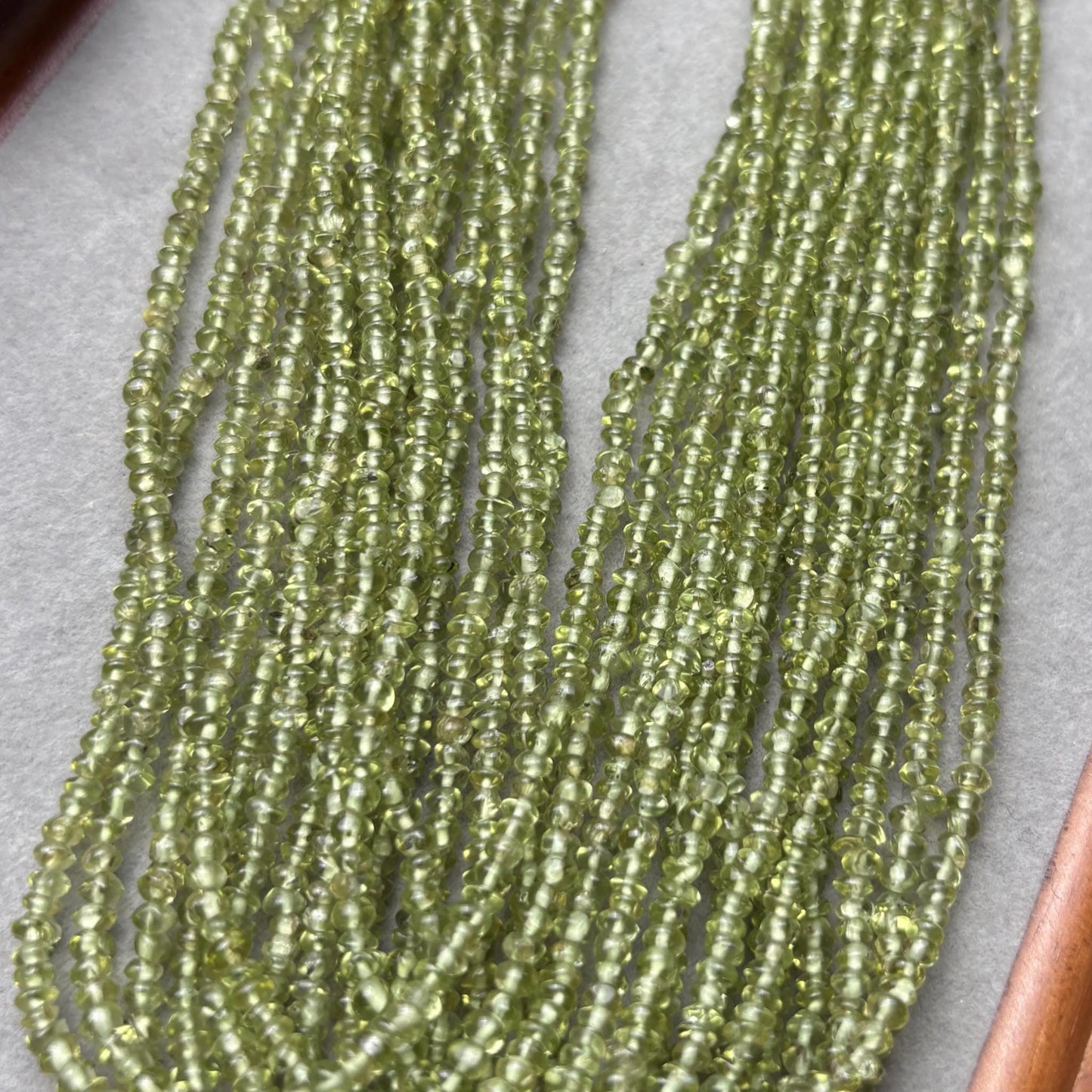 Natürliche Peridot Edelstein Perlen aus Indien, grüne Mikro Rundperlen für DIY Schmuckherstellung, Spacer Strang ca. 36cm lang