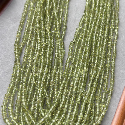 Natürliche Peridot Edelstein Perlen aus Indien, grüne Mikro Rundperlen für DIY Schmuckherstellung, Spacer Strang ca. 36cm lang