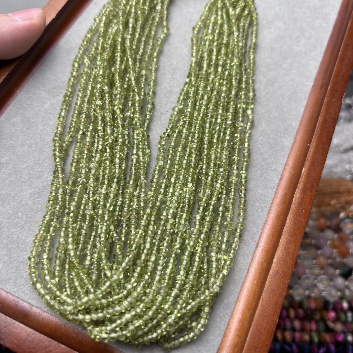Natürliche Peridot Edelstein Perlen aus Indien, grüne Mikro Rundperlen für DIY Schmuckherstellung, Spacer Strang ca. 36cm lang