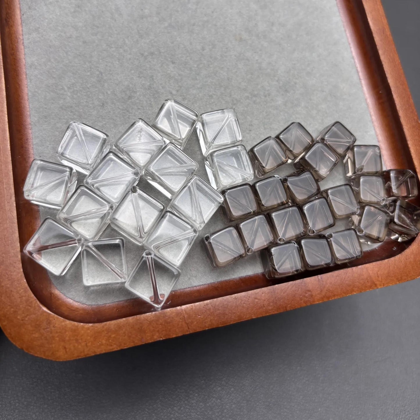 Natürliche Quarz Würfelperlen aus Brasilien – Klarer und Rauchquarz, quadratisch gebohrt, für DIY Schmuck & Halsketten, ca. 10 mm