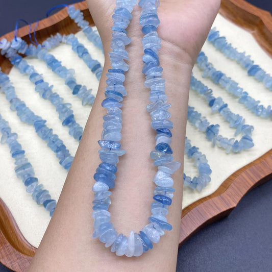 Natürliche Blauquarz-Chip-Perlen – Unregelmäßige Nugget-Edelsteinperlen mit Mittelbohrer, für die DIY-Schmuckherstellung, Strang 38 cm, 12 mm