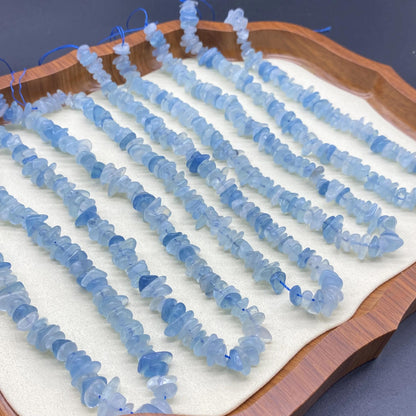 Natürliche Blauquarz-Chip-Perlen – Unregelmäßige Nugget-Edelsteinperlen mit Mittelbohrer, für die DIY-Schmuckherstellung, Strang 38 cm, 12 mm