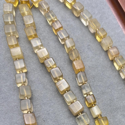 Honiggelbe Würfelperlen – Würfel aus gefärbtem Quarz für DIY-Schmuck, durchbohrt, für Armbänder & Ketten, ca. 8mm, 1 Strang 38cm