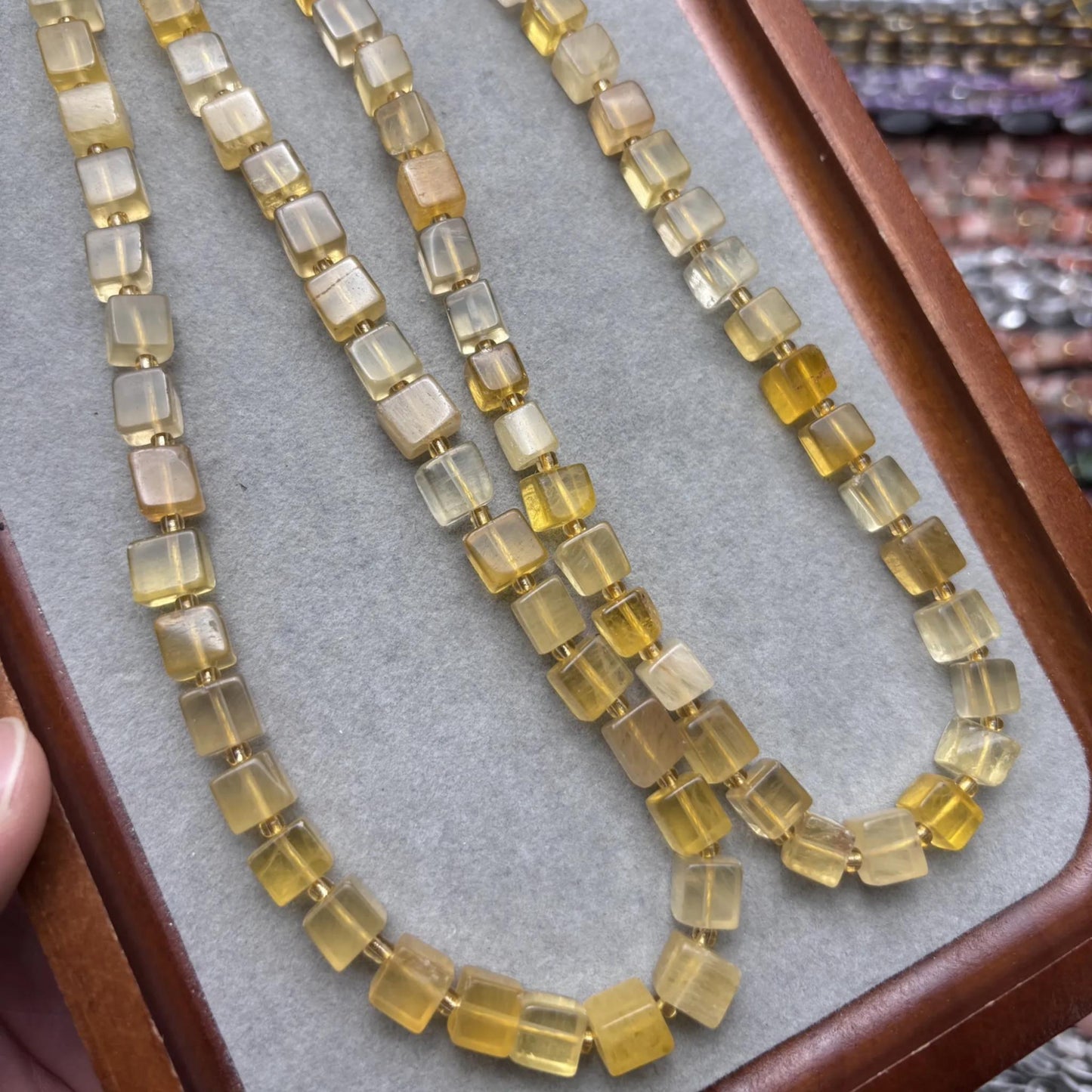 Honiggelbe Würfelperlen – Würfel aus gefärbtem Quarz für DIY-Schmuck, durchbohrt, für Armbänder & Ketten, ca. 8mm, 1 Strang 38cm