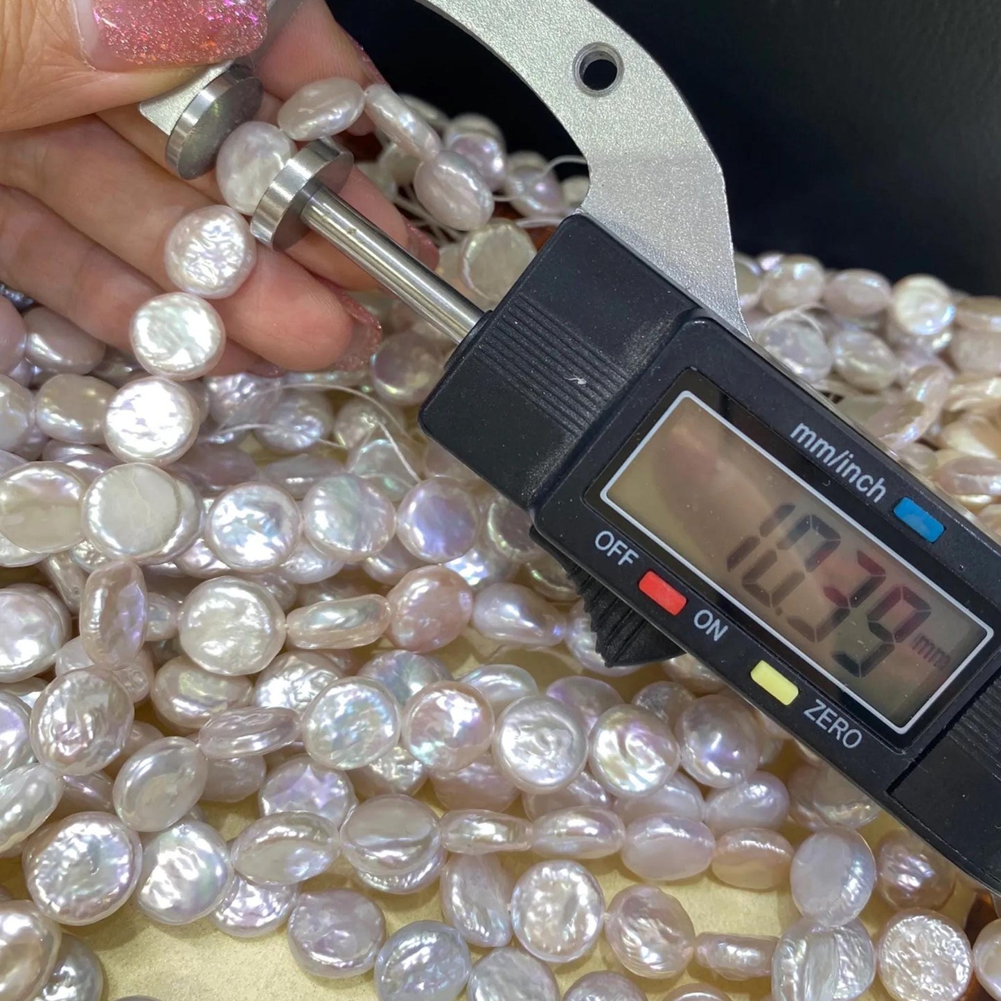 Natürliche Coin-Perlen aus Süßwasser – Weiße flache runde Perlen mit Glanz für DIY-Schmuck, Hochzeitsdesigns, Boho-Ketten, Statement-Stränge