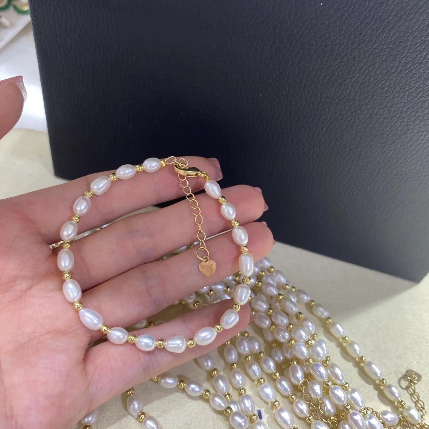 Handgemachtes Süßwasserperlen Armband mit vergoldeten Akzenten, eleganter Schmuck für Damen, zarte Perlenkette mit ovalen Perlen