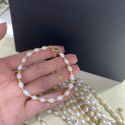 Handgemachtes Süßwasserperlen Armband mit vergoldeten Akzenten, eleganter Schmuck für Damen, zarte Perlenkette mit ovalen Perlen