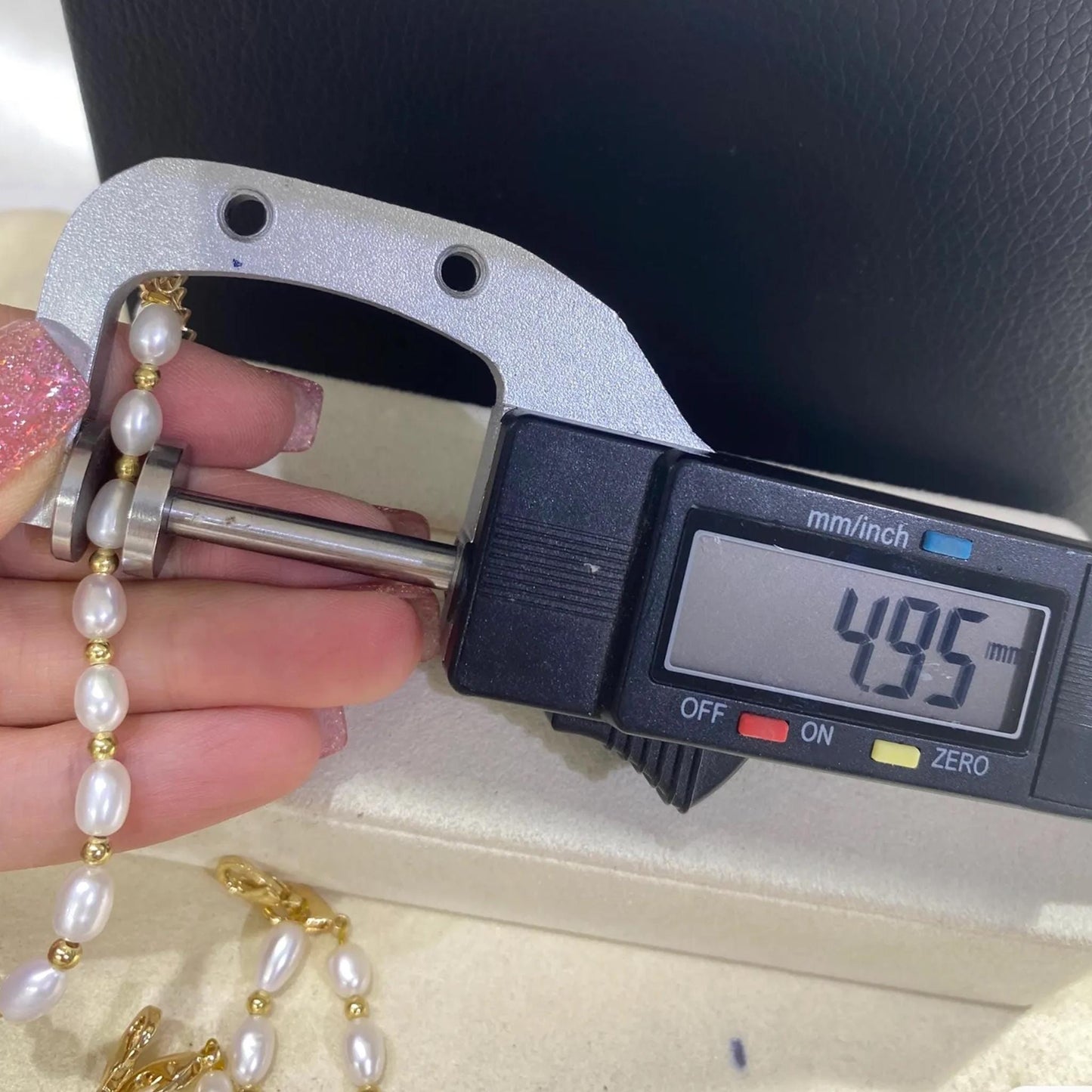 Handgemachtes Süßwasserperlen Armband mit vergoldeten Akzenten, eleganter Schmuck für Damen, zarte Perlenkette mit ovalen Perlen