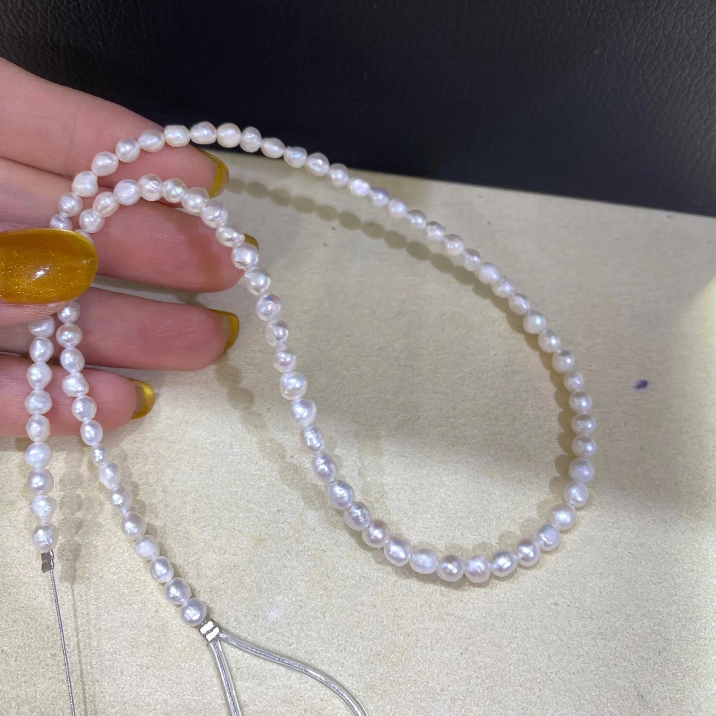 Natürliche Süßwasserperlen in Weiß, unregelmäßige Reisperlen für DIY-Schmuck, kleine Nugget Perlen für Armband Halskette Bastelideen